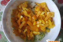 Шаг 2: Перец тоже нарезать полосками и …