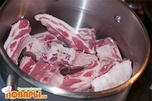 Шаг 1: Берем небольшого размера кастрюлю, раскладываем …