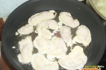 Шаг 3: Налейте на сковороду побольше растительного …