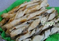 Рецепт: Слоёные палочки с оливками и сыром