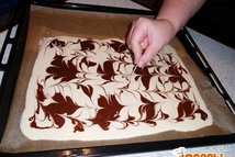 Шаг 2: Бисквит: Яйца взбить с сахаром …