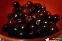 Шаг 2: Черешню помыть, вытащить черенки, выбросить …