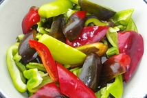 Шаг 1: Вымытый и подсушенный перец нарезать …