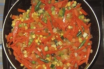 Шаг 2: Луковицу порезать кубиками, слегка обжарить …