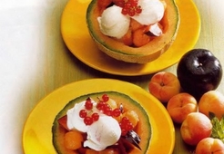 Дыни с фруктовым салатом 