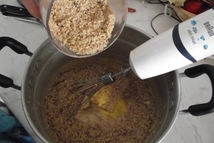 Шаг 9: Затем банку варенного сгущенного молока …