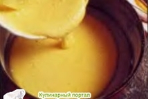 Шаг 6: Выложите тесто в смазанную маслом …