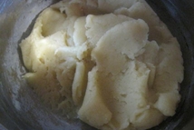 Шаг 2: Всыпать муку и, постоянно помешивая, …