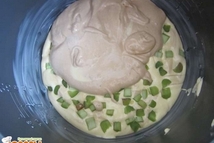 Шаг 4: Готовое тесто делим на две …