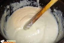 Шаг 2: И быстренько мешаем деревянной лопаточкой …