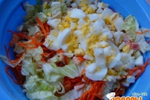 Шаг 5: Выкладываем салат на листья корейсуой …