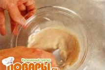 Шаг 1: В мисочке смешайте дрожжи с …