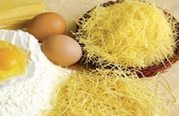 Как приготовить домашнюю яичную лапшу?