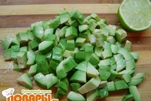 Шаг 1: Авокадо очистить и нарезать небольшими …