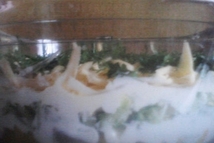 Шаг 6: Высыпать яйца слоем на огурцы, …