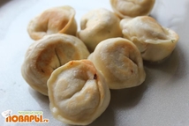 Шаг 7: Обжаренные пельмени кладем в горшочек.