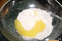 Шаг 1: Добавить в муку соль. Добавить …