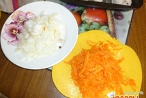 Шаг 3: Подготовить овощи для курицы: на …