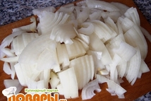 Шаг 3: Измельчаем лук полукольцами. Можно тоже …