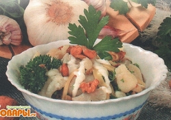 Рецепт: Салат из цветной капусты с сыром и чесноком