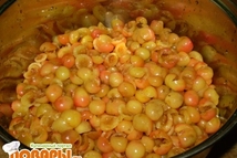 Шаг 1: Почистить вишни и черешни от …