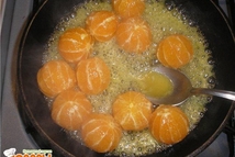 Шаг 7: Мандарины очистить. В сковородке растопить …