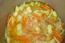 Шаг 3: Тушим минут 5. В капусту …