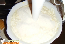 Шаг 1: Смешиваем в глубокой тарелке творог, …