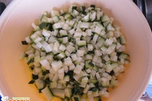 Шаг 2: Морковку натираем на средней терке, …