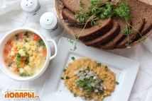 Шаг 3: Гороховый бульон солим, добавляем кубики …