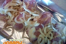 Шаг 3: Замаринованное мясо выложить в фольгу. …