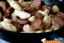 Шаг 3: На отдельной сковороде поджариваем домашнюю …