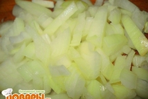 Шаг 3: Нарезаем репчатый лук мелким кубиком