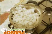 Шаг 1: Поместите кусочки сахара в кастрюлю …