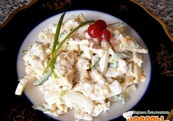 Рецепт: Салат «Именинный» с курицей и яичными блинчиками