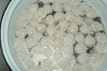 Шаг 4: Формируем небольшие шарики. В кипящую …