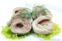 Шаг 4: Укладываем рулетики в контейнер, заливаем …