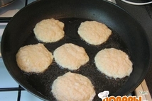 Шаг 4: На разогретую сковороду с достаточным …