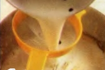 Шаг 3: Добавьте молоко в яичную смесь, …