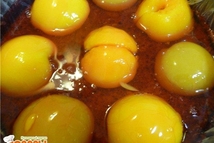 Шаг 3: Готовый бисквит остужаем и разрезаем …