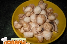 Шаг 2: Курицу и яйца отварить. Грибы …