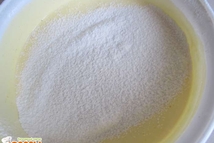 Шаг 3: Далее берем просеяную муку и …