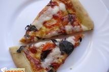 Шаг 8: Трам-пам-пам!!! Пицца готова и порезана!