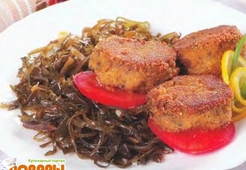 Рыбные биточки с морской капустой