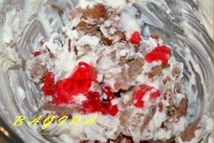 Шаг 3: Остатки вырезанного бисквита перемешиваем с …