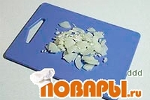 Шаг 2: Нарежьте лук, измельчите чеснок, натрите …