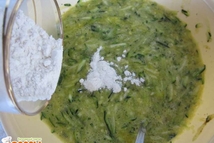 Шаг 3: В полученную смесь добавляем соль …