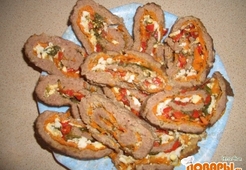 Мясной рулет с овощами и яйцом