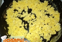 Шаг 1: Сначала готовим омлет из яиц, …