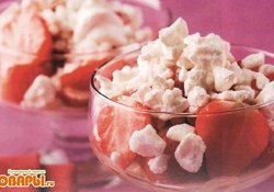 Рецепт: Десерт "Клубника под снегом"